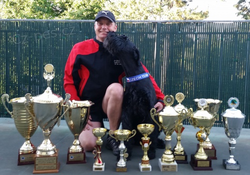 Kn�ra� velk� �ern�