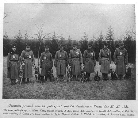 ��astn�ci prvn�ch zkou�ek policejn�ch ps� v Praze